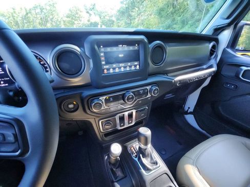 Used 2023 Jeep Wrangler Sport S image 17