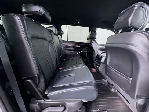 Used 2023 Jeep Wagoneer Series III w/ Preferred Equipment Group image 31