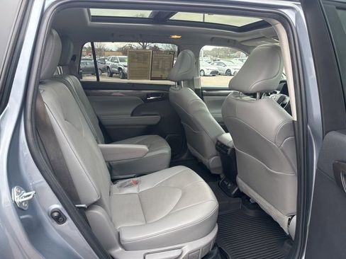 Used 2022 Toyota Highlander Platinum image 18
