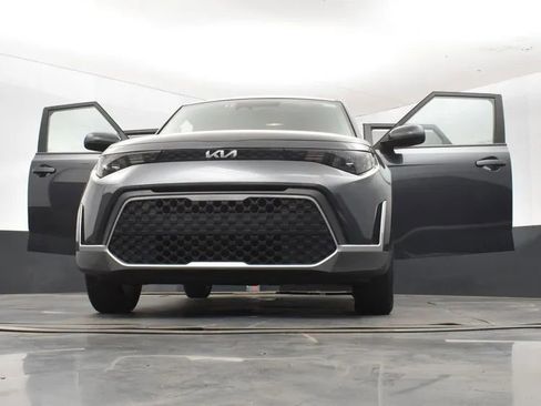 Used 2025 Kia Soul LX w/ LX Technology Package FWD image 11
