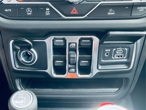 New 2025 Jeep Wrangler Unlimited Sahara w/ Technology Group AWD/4WD image 31