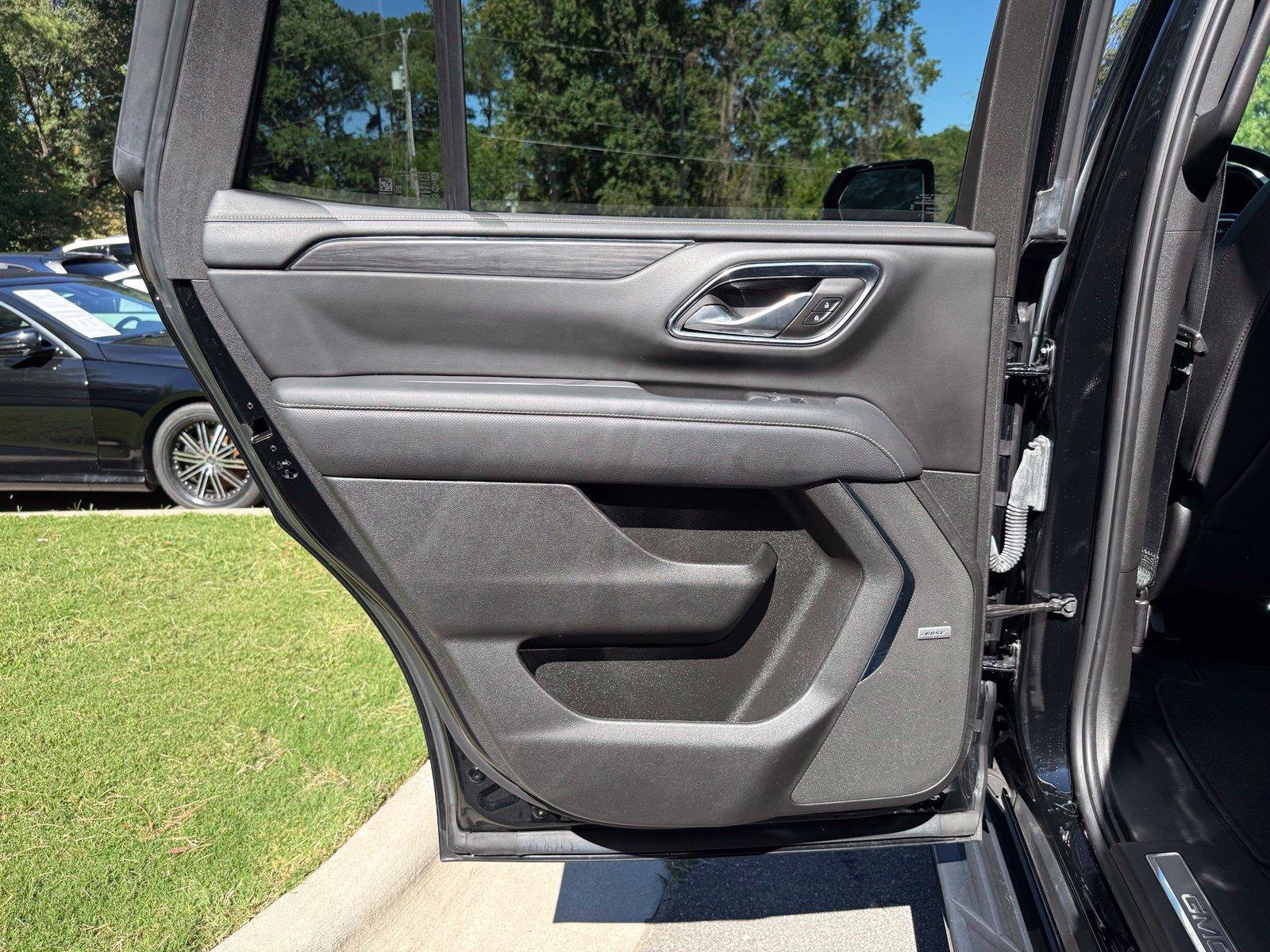 Used 2023 GMC Yukon SLT w/ SLT Premium Package RWD image 31
