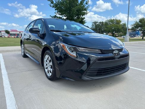 Used 2025 Toyota Corolla LE FWD image 3