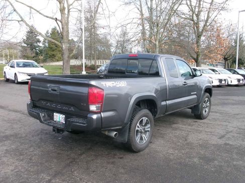 Used 2017 Toyota Tacoma TRD Sport w/ Premium & Technology Package image 5