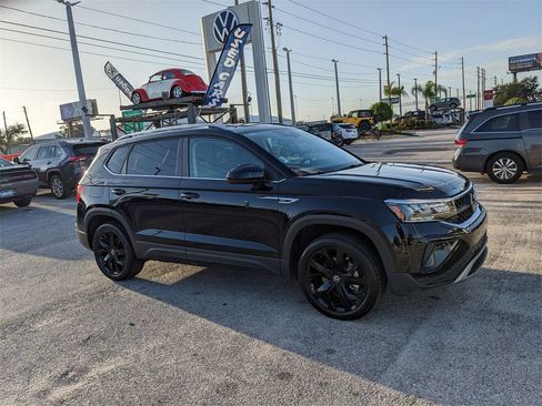 Certified 2022 Volkswagen Taos SE w/ Driver Assistance Package image 8