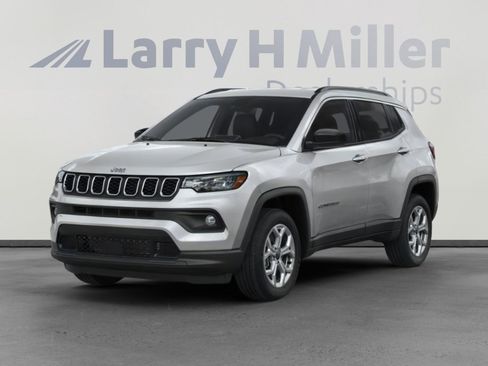 Used 2025 Jeep Compass Latitude AWD/4WD image 4