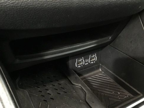 Used 2025 Chrysler Pacifica Limited FWD image 18