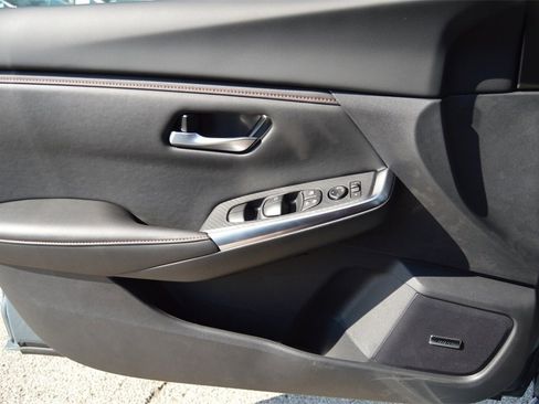 Used 2025 Nissan Sentra SR w/ SR Premium Package image 20