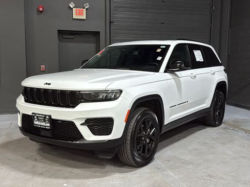 Used 2024 Jeep Grand Cherokee Altitude AWD/4WD image 3