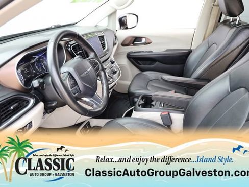 Used 2019 Chrysler Pacifica Touring-L Plus FWD image 14