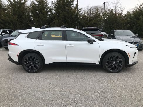 Used 2025 Toyota Crown Signia Limited w/ Advanced Technology Package image 9