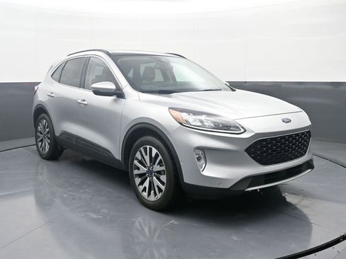 Used 2020 Ford Escape Titanium image 3