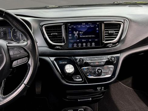 Used 2020 Chrysler Pacifica Touring w/ S Appearance Package FWD image 6