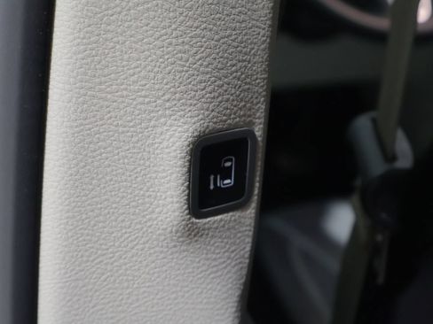 Used 2024 Chrysler Pacifica Touring-L FWD image 17