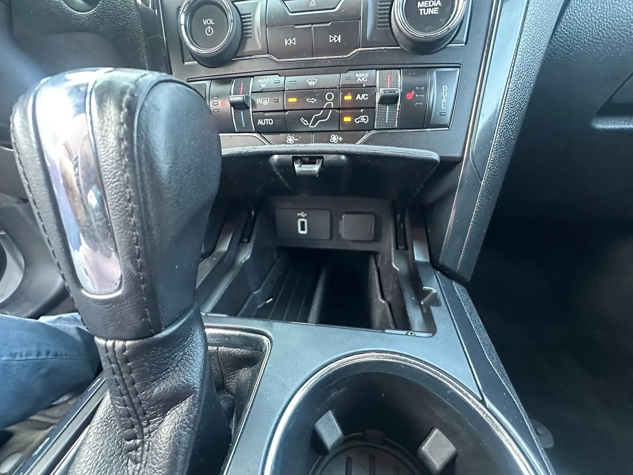 Used 2018 Ford Explorer XLT w/ Equipment Group 202A FWD image 24