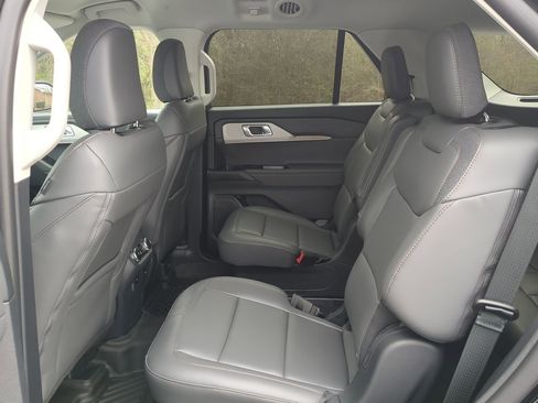 Used 2025 Ford Explorer Active w/ Active Comfort Package image 12