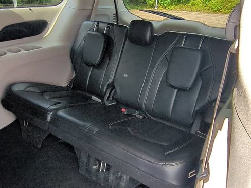 Used 2022 Chrysler Pacifica Touring-L FWD image 15