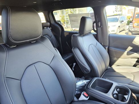 New 2026 Chrysler Pacifica Select image 30