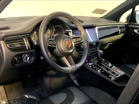 Used 2025 Porsche Macan image 4