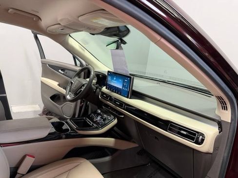 Used 2023 Lincoln Nautilus FWD w/ Premium Package image 25