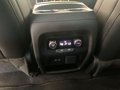 Used 2026 GMC Acadia Elevation w/ Elevation Premium Package FWD image 15