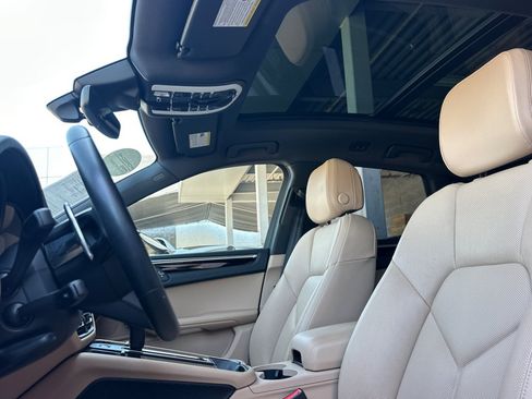 Certified 2023 Porsche Macan AWD/4WD image 5