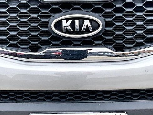 Used 2013 Kia Sorento LX w/ Convenience Pkg image 12