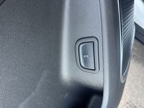 Used 2025 GMC Acadia Elevation image 21