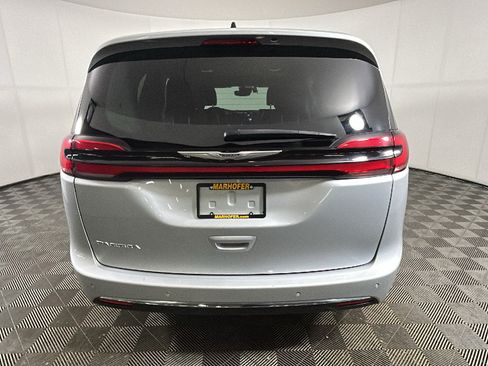 Used 2024 Chrysler Pacifica Touring-L FWD image 3