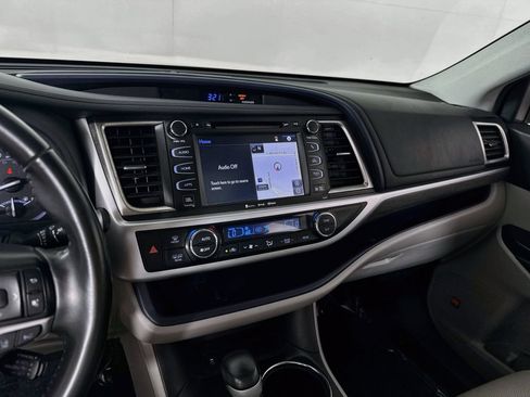 Used 2019 Toyota Highlander Limited AWD/4WD image 16
