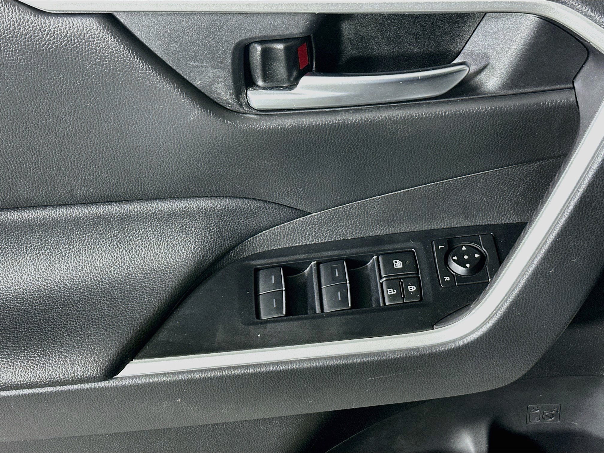 Used 2024 Toyota RAV4 XLE w/ Convenience Package FWD image 14