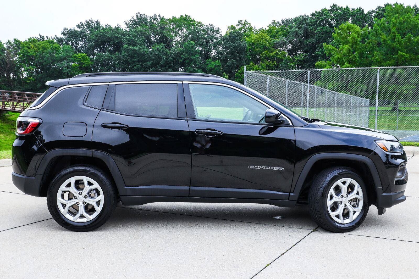 Used 2024 Jeep Compass Latitude AWD/4WD image 5