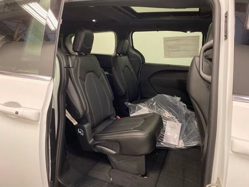 New 2027 Chrysler Pacifica Select FWD image 27