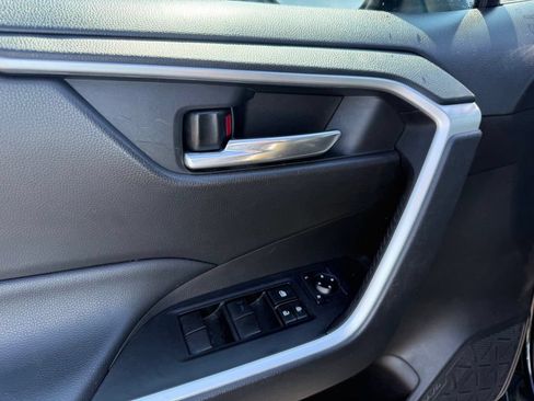 Used 2021 Toyota RAV4 XLE w/ Convenience Package FWD image 5