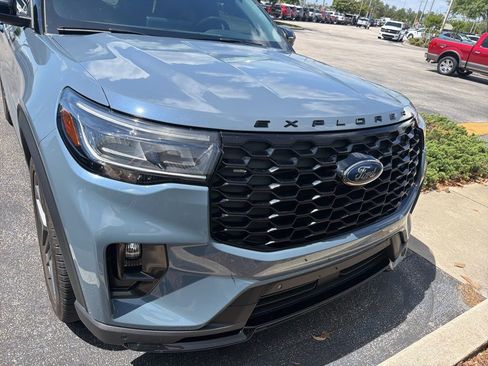 Used 2025 Ford Explorer ST RWD image 2