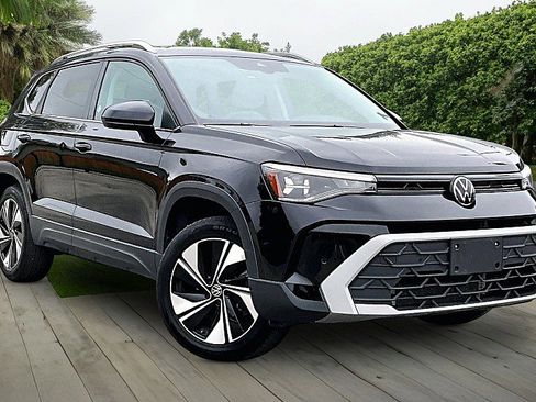 Used 2025 Volkswagen Taos SE AWD/4WD image 9