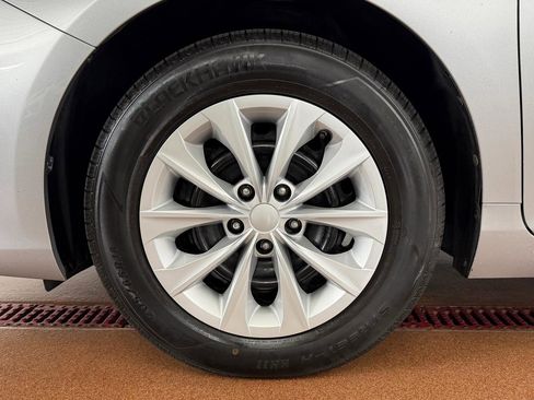 Used 2017 Toyota Camry LE FWD image 8