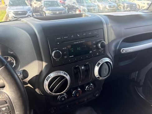 Used 2015 Jeep Wrangler Rubicon w/ Power Convenience Group AWD/4WD image 12