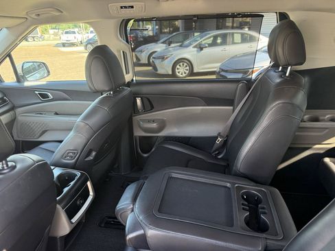 Used 2025 Kia Carnival EX FWD image 14