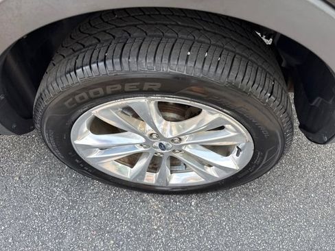 Used 2019 Ford Explorer XLT w/ Equipment Group 202A AWD/4WD image 20