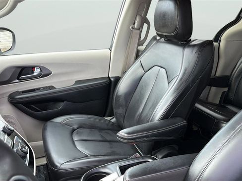 Used 2023 Chrysler Pacifica Touring-L image 13