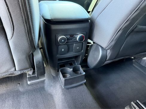 Used 2023 Ford Explorer XLT AWD/4WD image 16