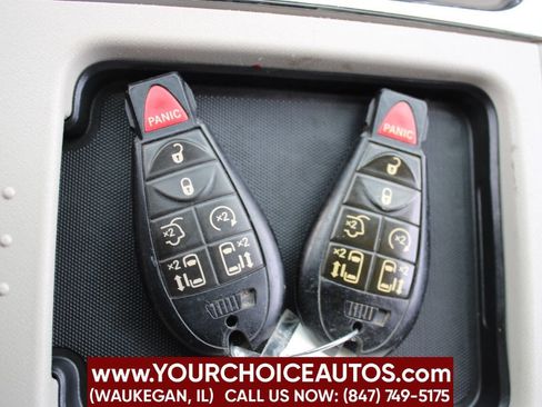 Used 2016 Chrysler Town & Country Touring-L image 32