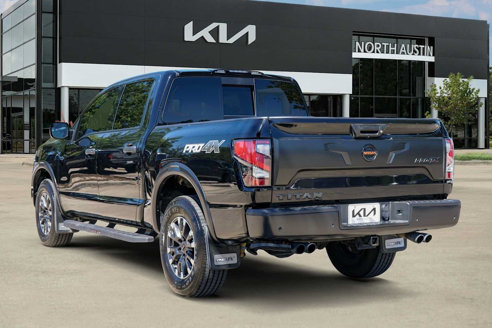 Used 2021 Nissan Titan PRO-4X w/ Pro-4x Convenience Package AWD/4WD image 4