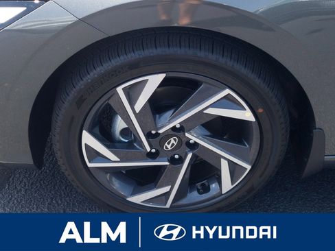 New 2025 Hyundai Elantra Limited image 11