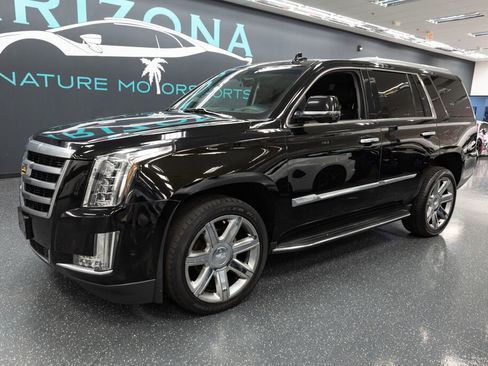 Used 2017 Cadillac Escalade Luxury image 2