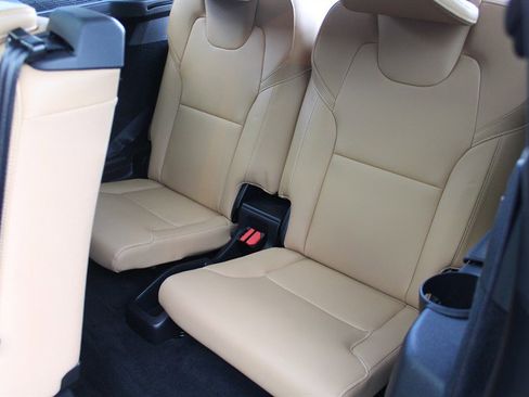 Used 2016 Volvo XC90 T8 Momentum w/ Vision Package image 28