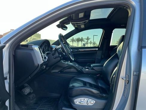 Used 2018 Porsche Cayenne Platinum Edition image 8