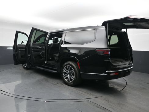 Used 2023 Jeep Wagoneer L Series II AWD/4WD image 38