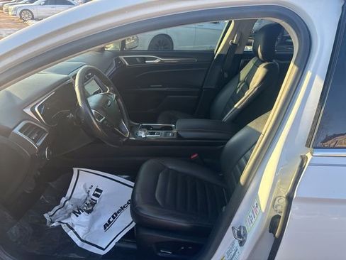 Used 2017 Ford Fusion SE w/ Fusion SE Technology Package image 22